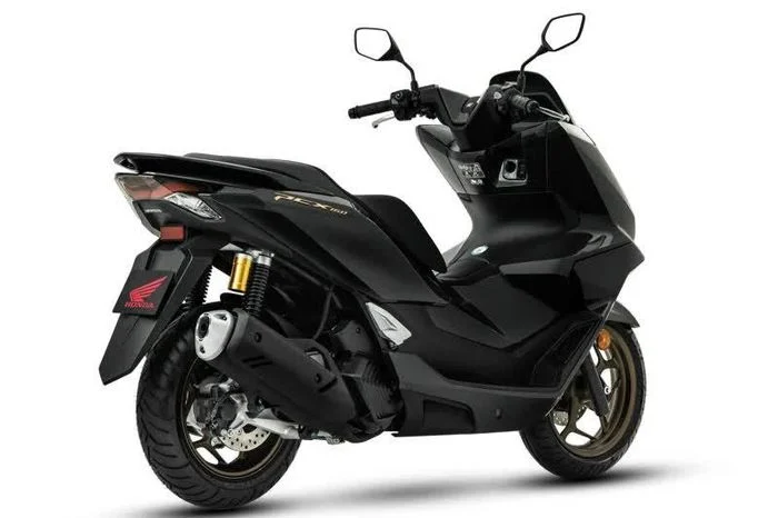 Honda PCX 160 2027 sử dụng phuộc ống lồng phía trước và giảm xóc đôi phía sau có bình chứa khí riêng biệt.