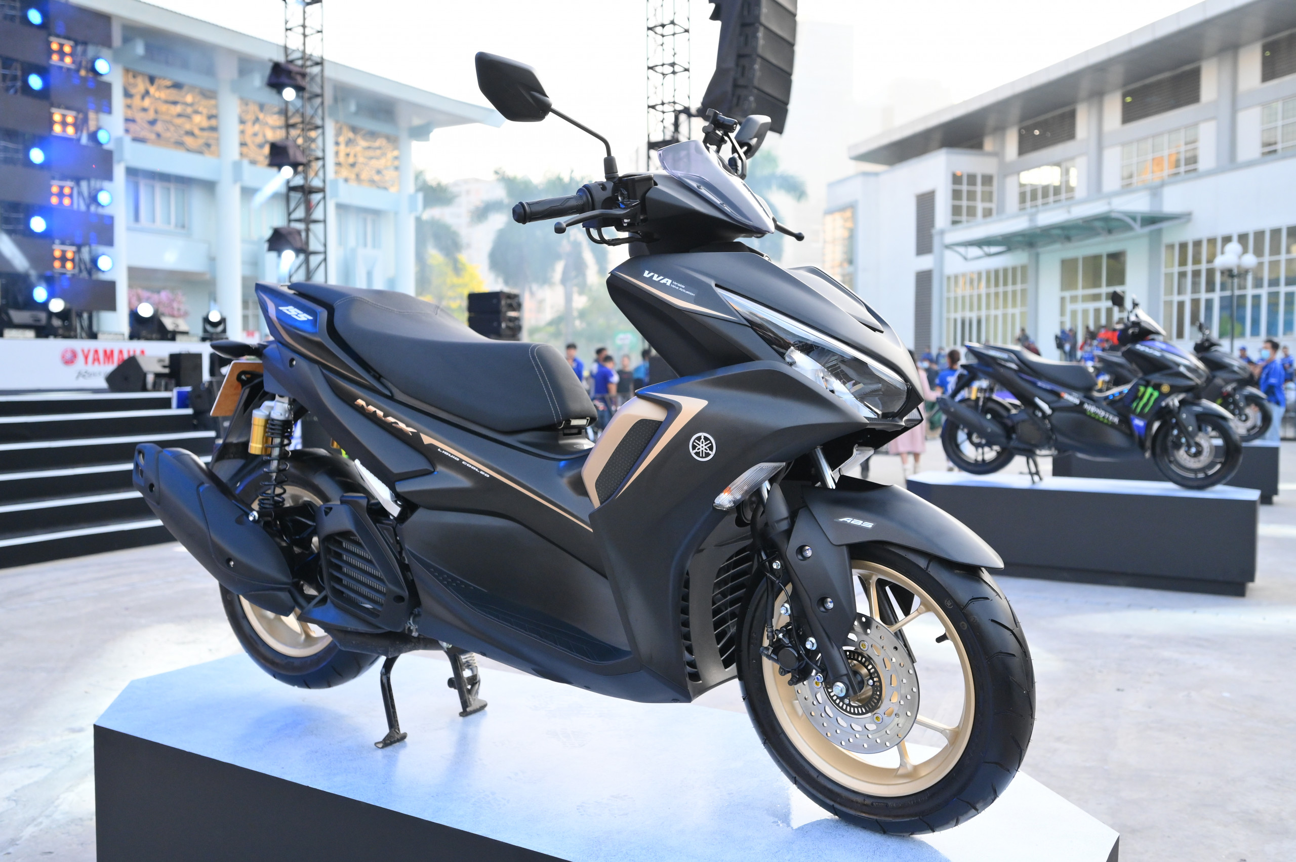 doi-net-ve-dong-xe-yamaha-nvx-den-mam-dong