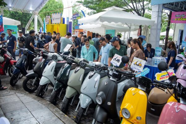 Tìm mua xe máy điện cho người đi làm chính hãng giá tốt